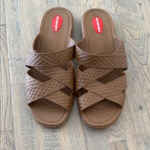 Okabashi Women's Tan Crisscross Sandals, Size M/L -Never Worn
